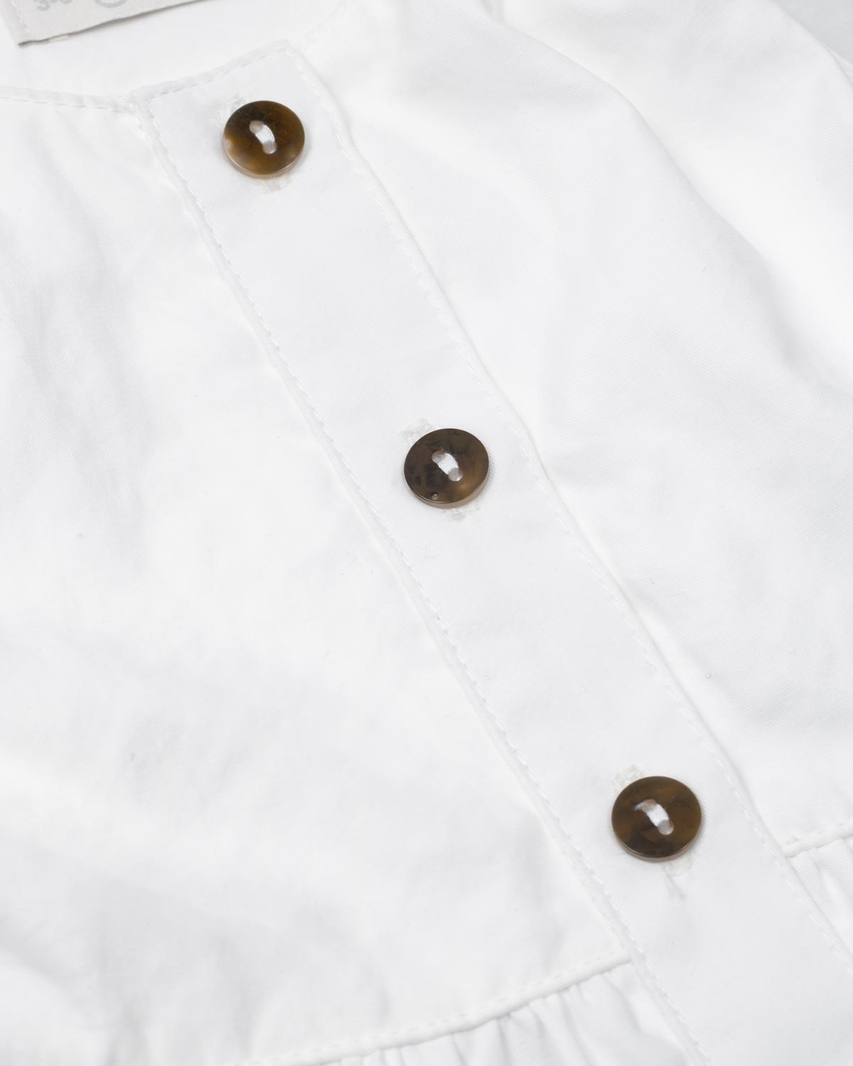 Conjunto blusa blanca con bolero, botones y leggins con estampado de orejitas de conejo para bebé niña