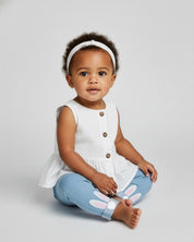 Conjunto blusa blanca con bolero, botones y leggins con estampado de orejitas de conejo para bebé niña