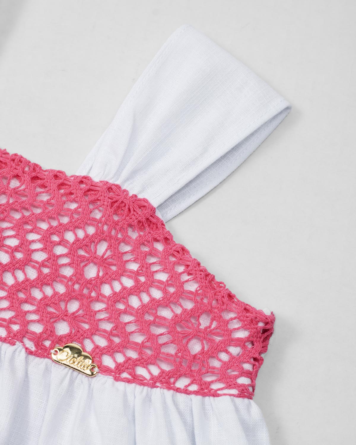 Conjunto blusa blanca de tiras con textura tejida, moño en espalda y short azul para bebé niña