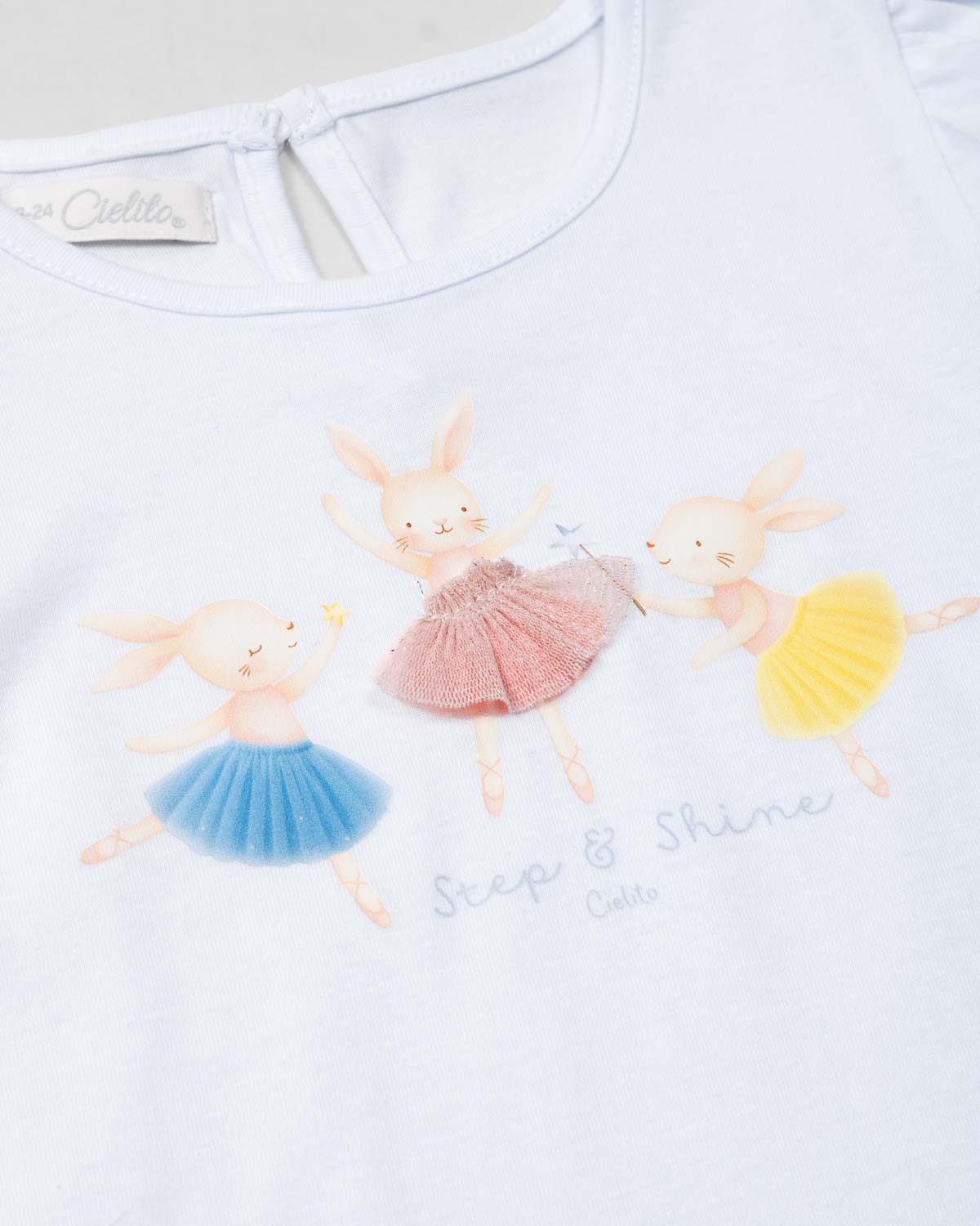 Conjunto blusa blanca con estampado de conejitos y short estampado para bebé niña