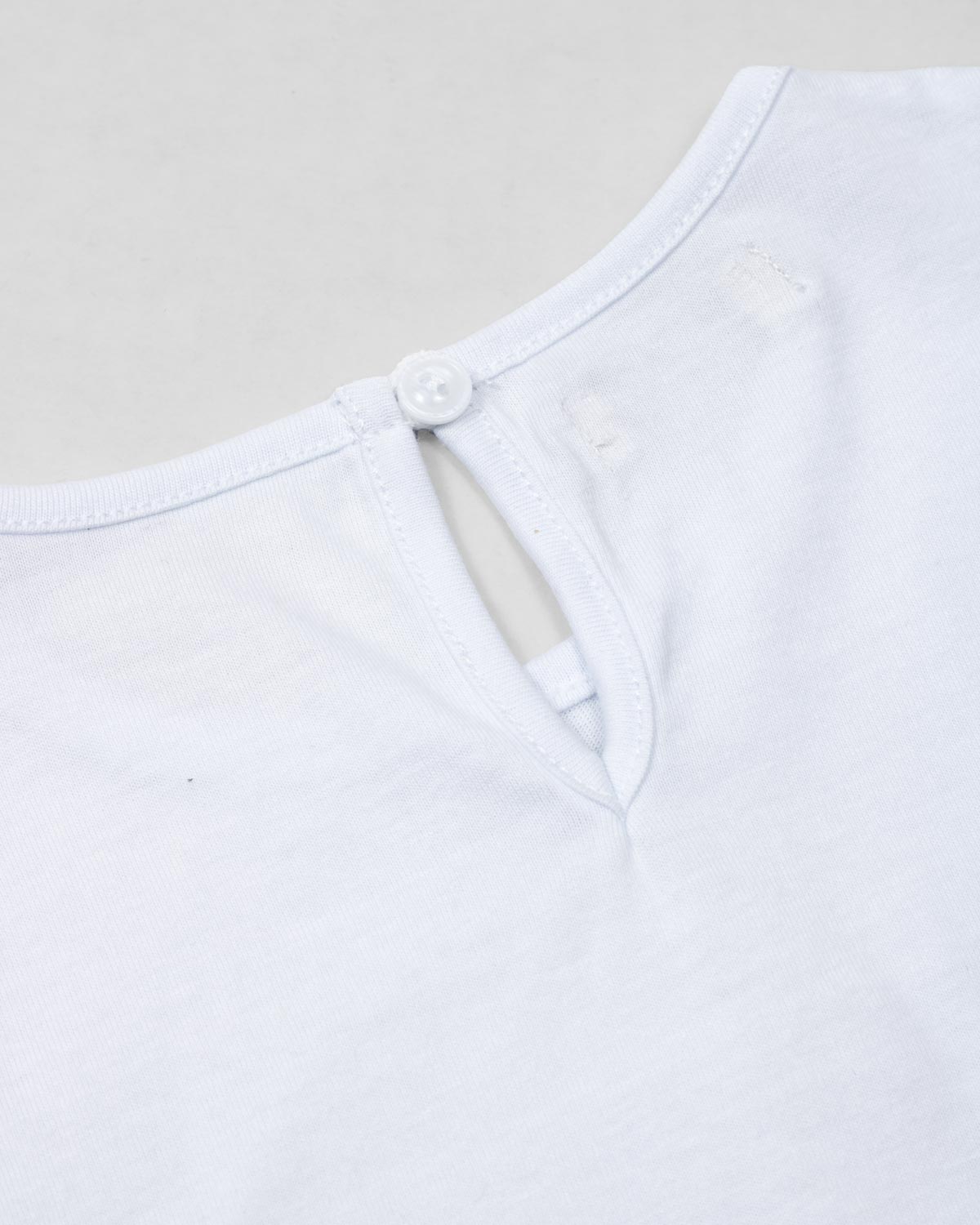 Conjunto blusa blanca con estampado de conejitos y short estampado para bebé niña