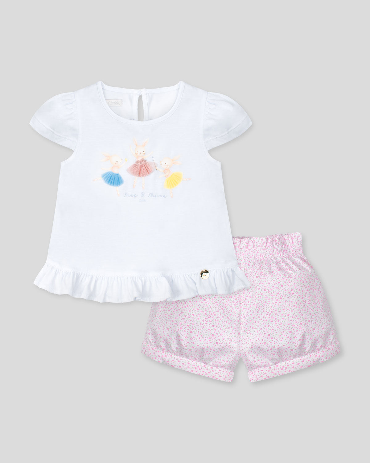 Conjunto blusa blanca con estampado de conejitos y short estampado para bebé niña