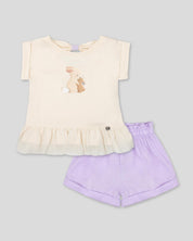 Conjunto blusa crema con estampado de conejitos y short lila para bebé niña