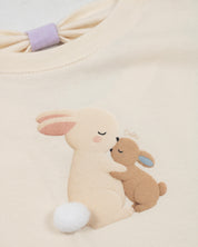 Conjunto blusa crema con estampado de conejitos y short lila para bebé niña