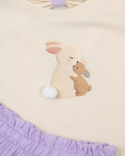 Conjunto blusa crema con estampado de conejitos y short lila para bebé niña