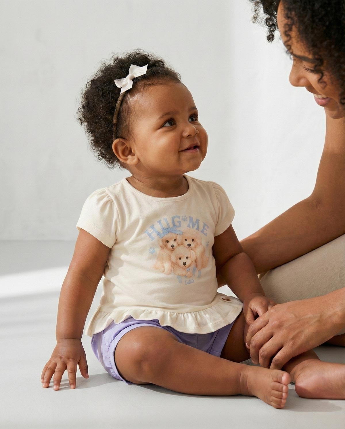 Conjunto  blusa blanca estampada y short lila para bebé niña