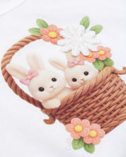 Conjunto camiseta blanca con estampado de conejitos y short de líneas azules para bebé niña