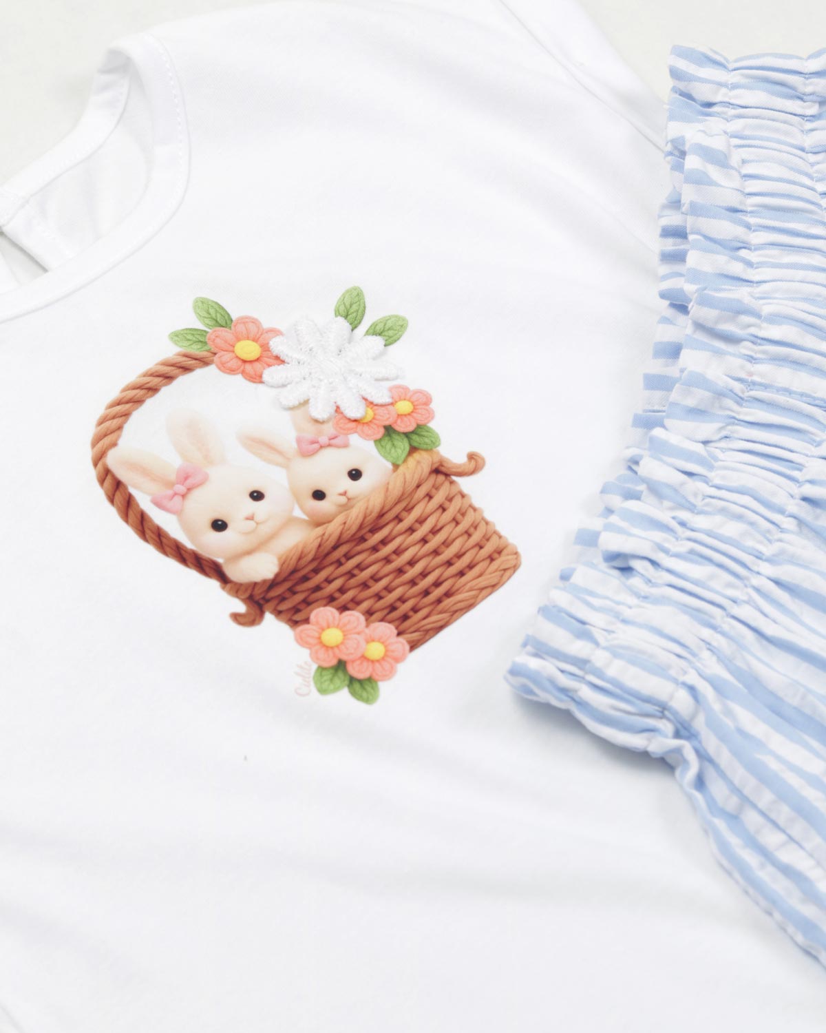 Conjunto camiseta blanca con estampado de conejitos y short de líneas azules para bebé niña