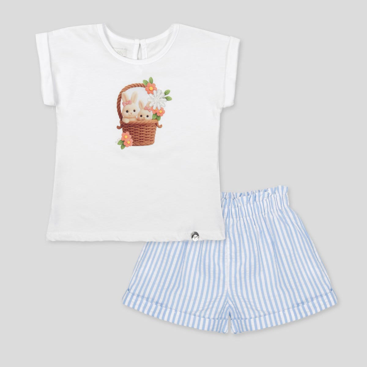 Conjunto camiseta blanca con estampado de conejitos y short de líneas azules para bebé niña