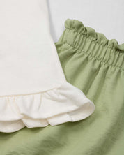 Conjunto blusa blanca con estampado, moño y short verde para niña