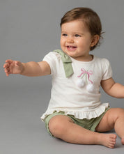 Conjunto blusa blanca con estampado, moño y short verde para niña