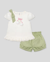 Conjunto blusa blanca con estampado, moño y short verde para niña