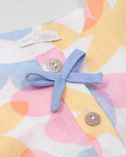 Conjunto blusa de estampado floral con moños y short azul para bebé niña