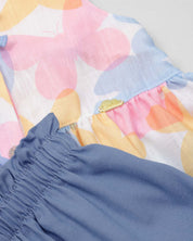 Conjunto blusa de estampado floral con moños y short azul para bebé niña