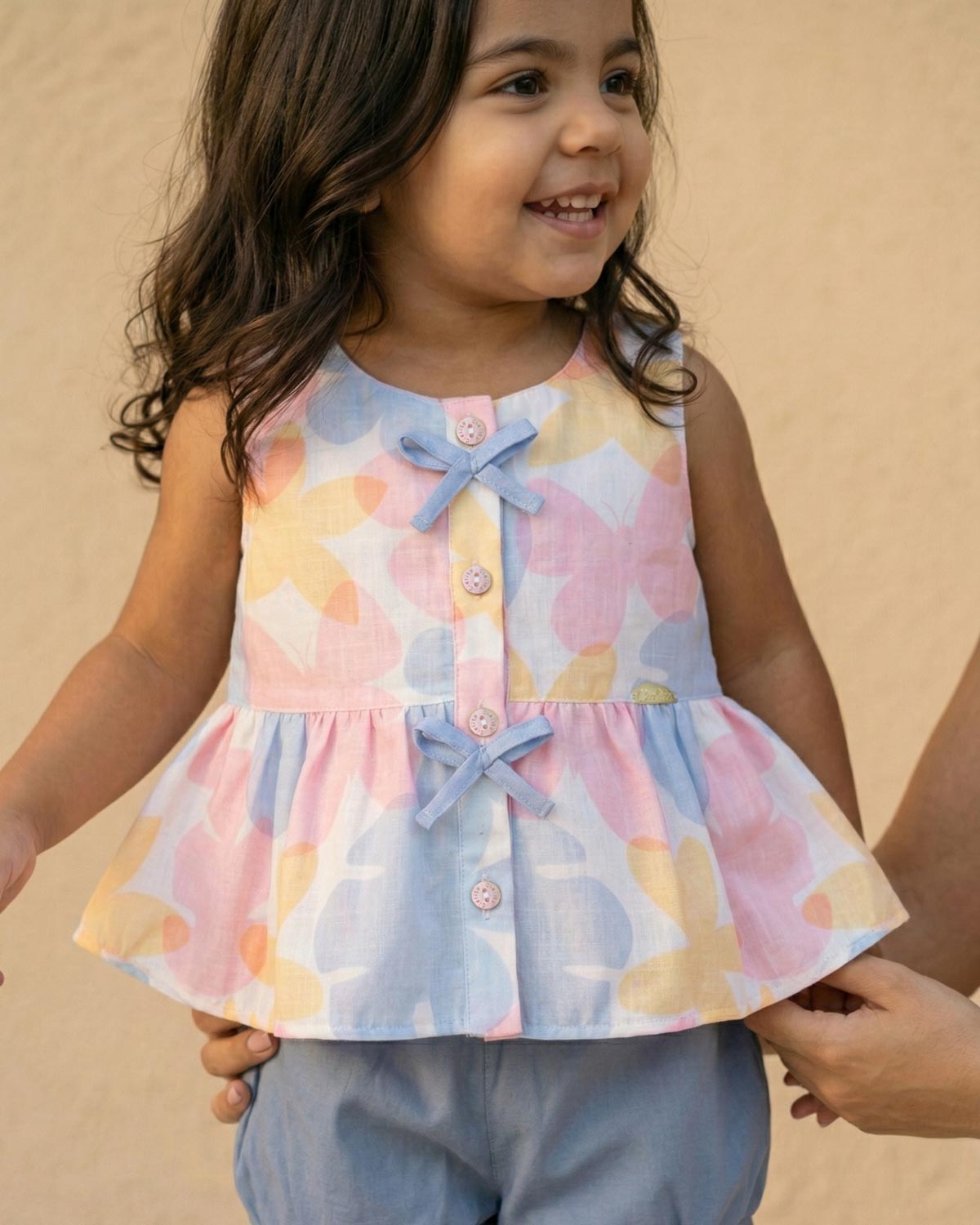 Conjunto blusa de estampado floral con moños y short azul para bebé niña