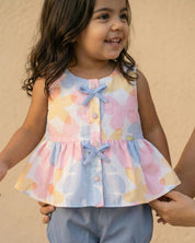 Conjunto blusa de estampado floral con moños y short azul para bebé niña