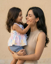 Conjunto blusa de estampado floral con moños y short azul para bebé niña