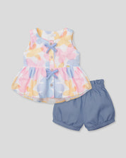 Conjunto blusa de estampado floral con moños y short azul para bebé niña