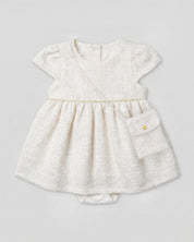 Vestido body blanco con tejido texturizado y bolsito pequeño para bebé niña