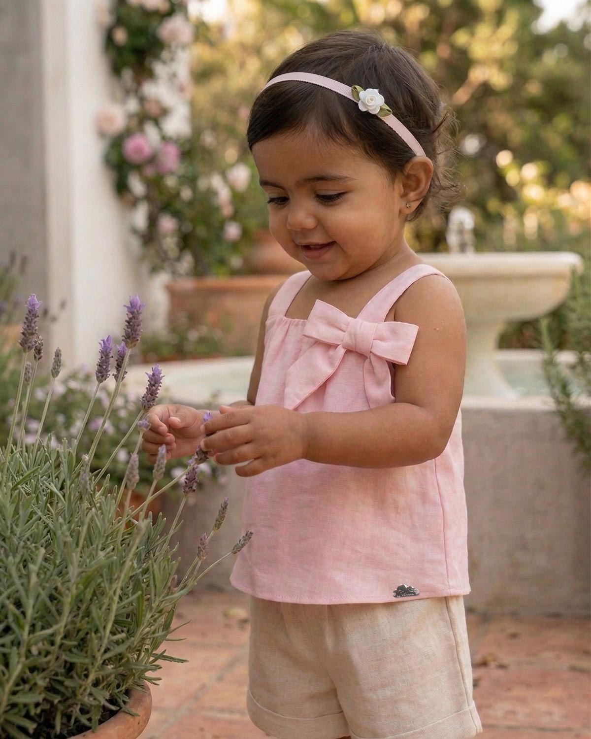 Conjunto blusa de tiras con moño rosa y short beige para bebé niña