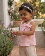 Conjunto blusa de tiras con moño rosa y short beige para bebé niña