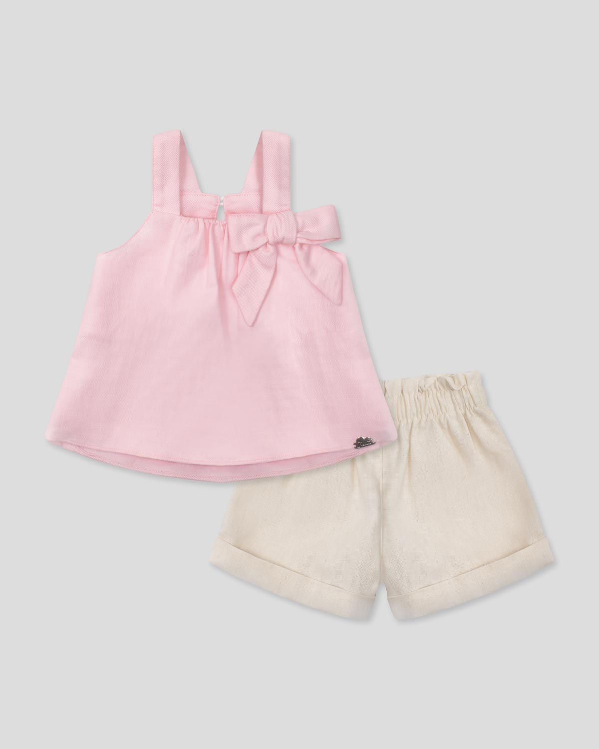 Conjunto blusa de tiras con moño rosa y short beige para bebé niña