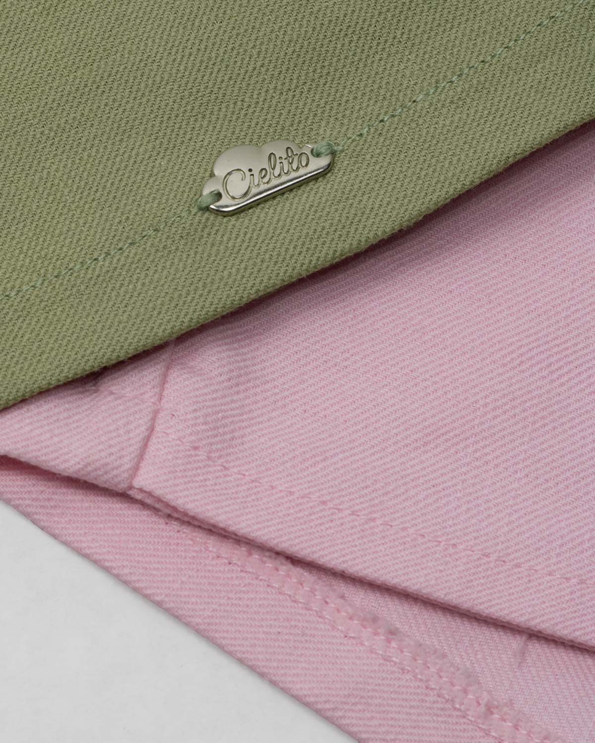 Conjunto blusa manga sisa verde con moñitos y  short rosa para bebé niña