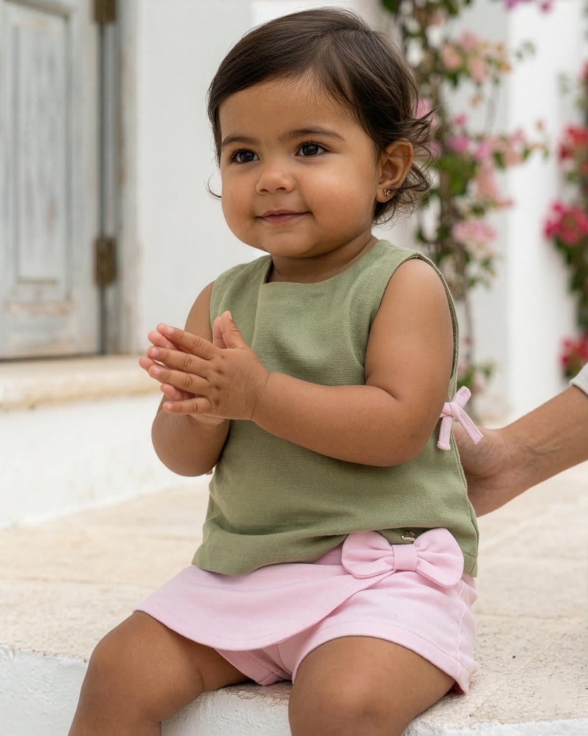 Conjunto blusa manga sisa verde con moñitos y short rosa para bebé niña