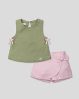 Conjunto blusa manga sisa verde con moñitos y  short rosa para bebé niña