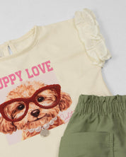 Conjunto camiseta crema con estampado y short verde con bolsillos para bebé niña