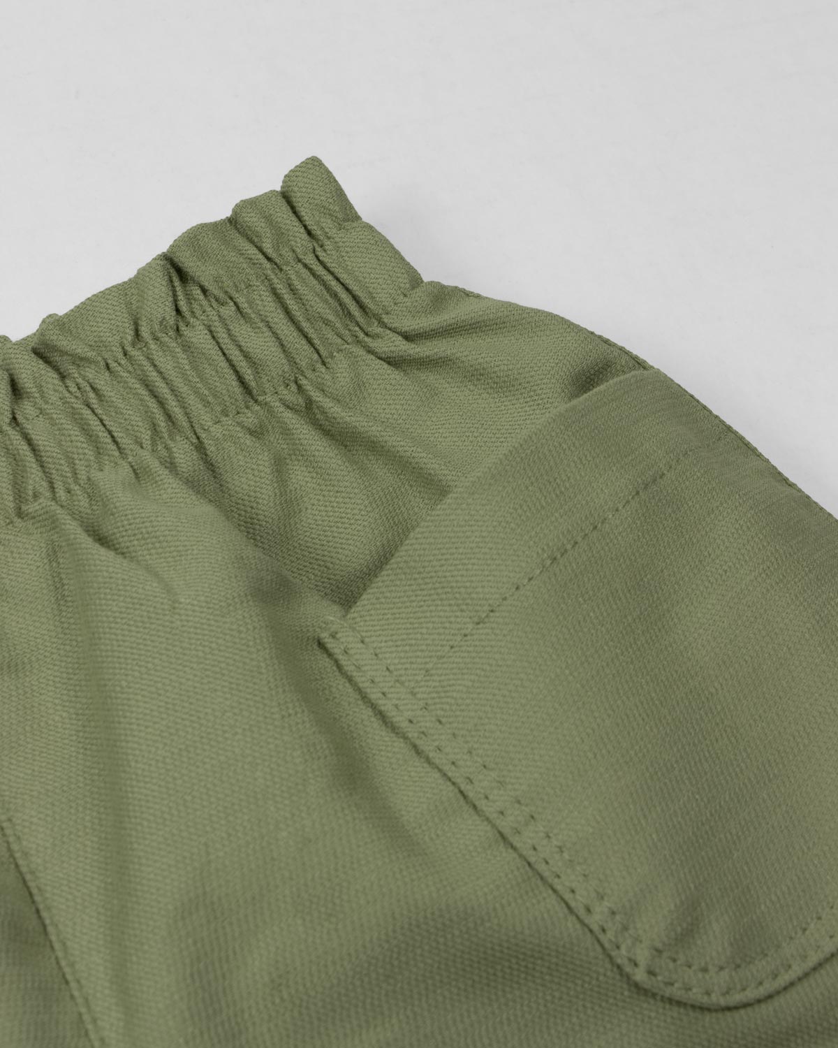 Conjunto camiseta crema con estampado y short verde con bolsillos para bebé niña