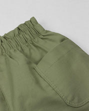 Conjunto camiseta crema con estampado y short verde con bolsillos para bebé niña
