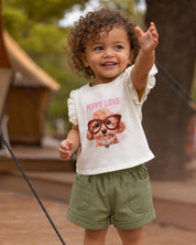 Conjunto camiseta crema con estampado y short verde con bolsillos para bebé niña