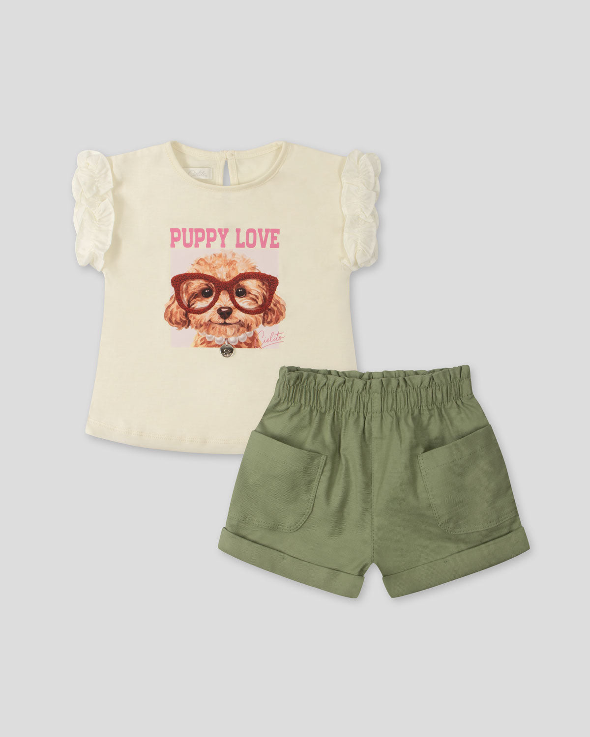 Conjunto camiseta crema con estampado y short verde con bolsillos para bebé niña