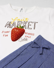 Conjunto blusa blanca estampada "Fruit Market" y falda short azul para bebé niña