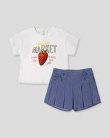 Conjunto blusa blanca estampada "Fruit Market" y falda short azul para bebé niña