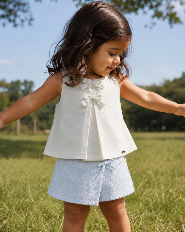 Conjunto blusa blanca y falda short azul para bebé niña