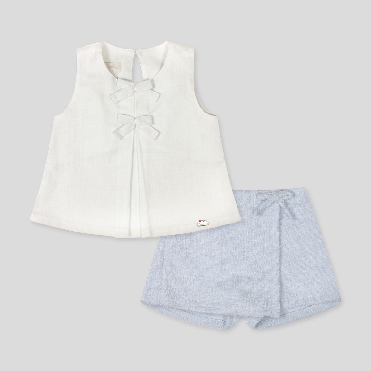 Conjunto blusa blanca y falda short azul para bebé niña