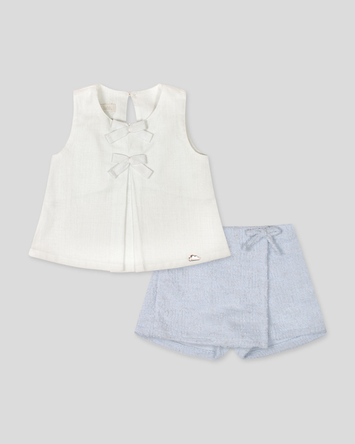 Conjunto blusa blanca y falda short azul para bebé niña