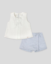 Conjunto blusa blanca y falda short azul para bebé niña