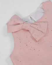 Conjunto blusa rosa con moño en tela hoja rota y falda short blanca para bebé niña