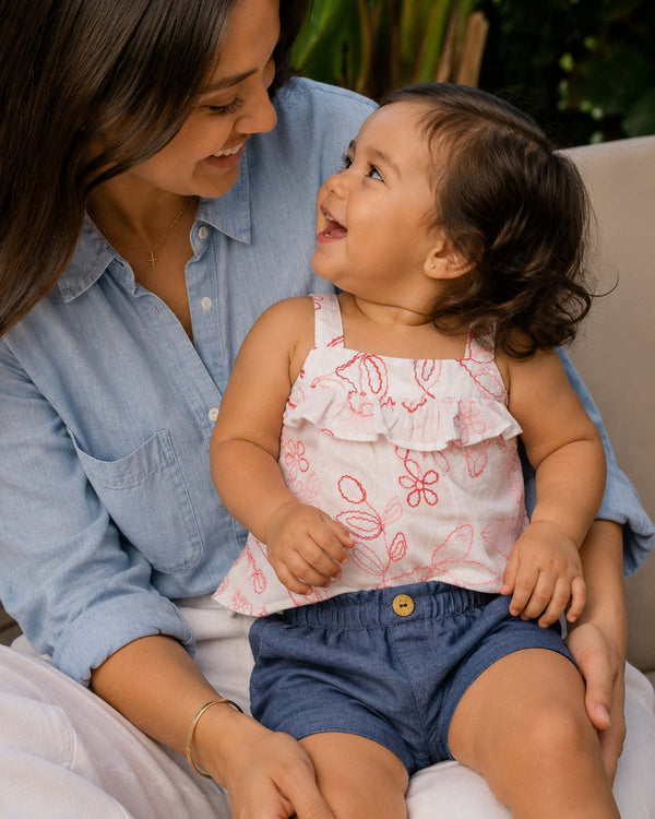 Conjunto blusa blanca con tela bordada de flores y short azul para bebé niña
