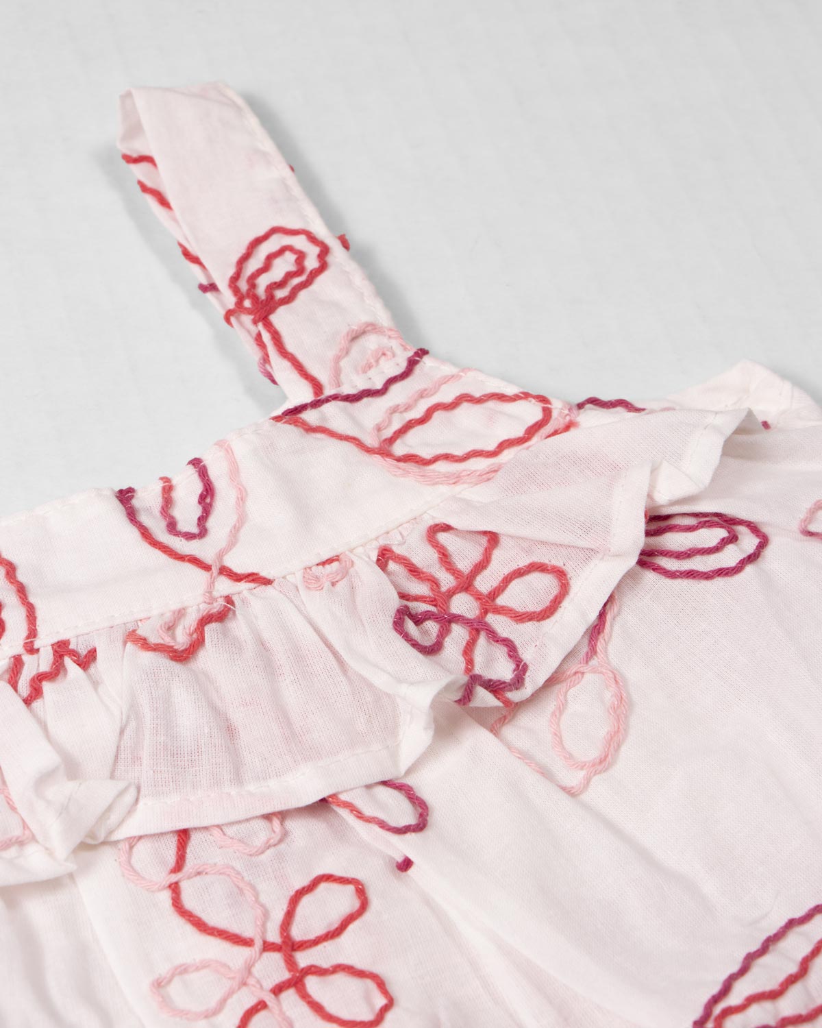 Conjunto blusa blanca con tela bordada de flores y short azul para bebé niña