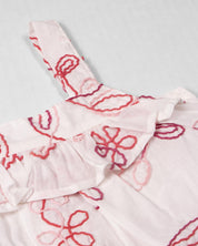 Conjunto blusa blanca con tela bordada de flores y short azul para bebé niña