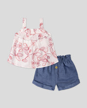 Conjunto blusa blanca con tela bordada de flores y short azul para bebé niña