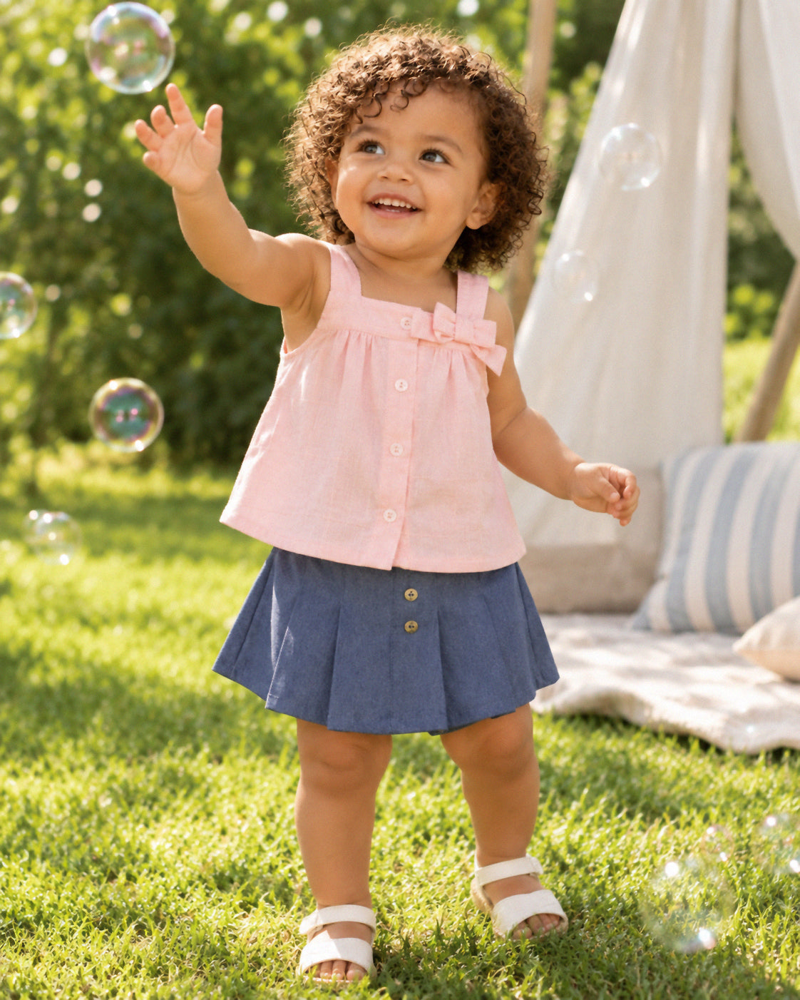 Conjunto blusa rosa de tiras con moño y falda short azul con pliegues para para bebé niña