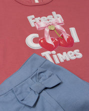 Conjunto camiseta roja con estampado Fresh Cool y falda short azul para bebé niña