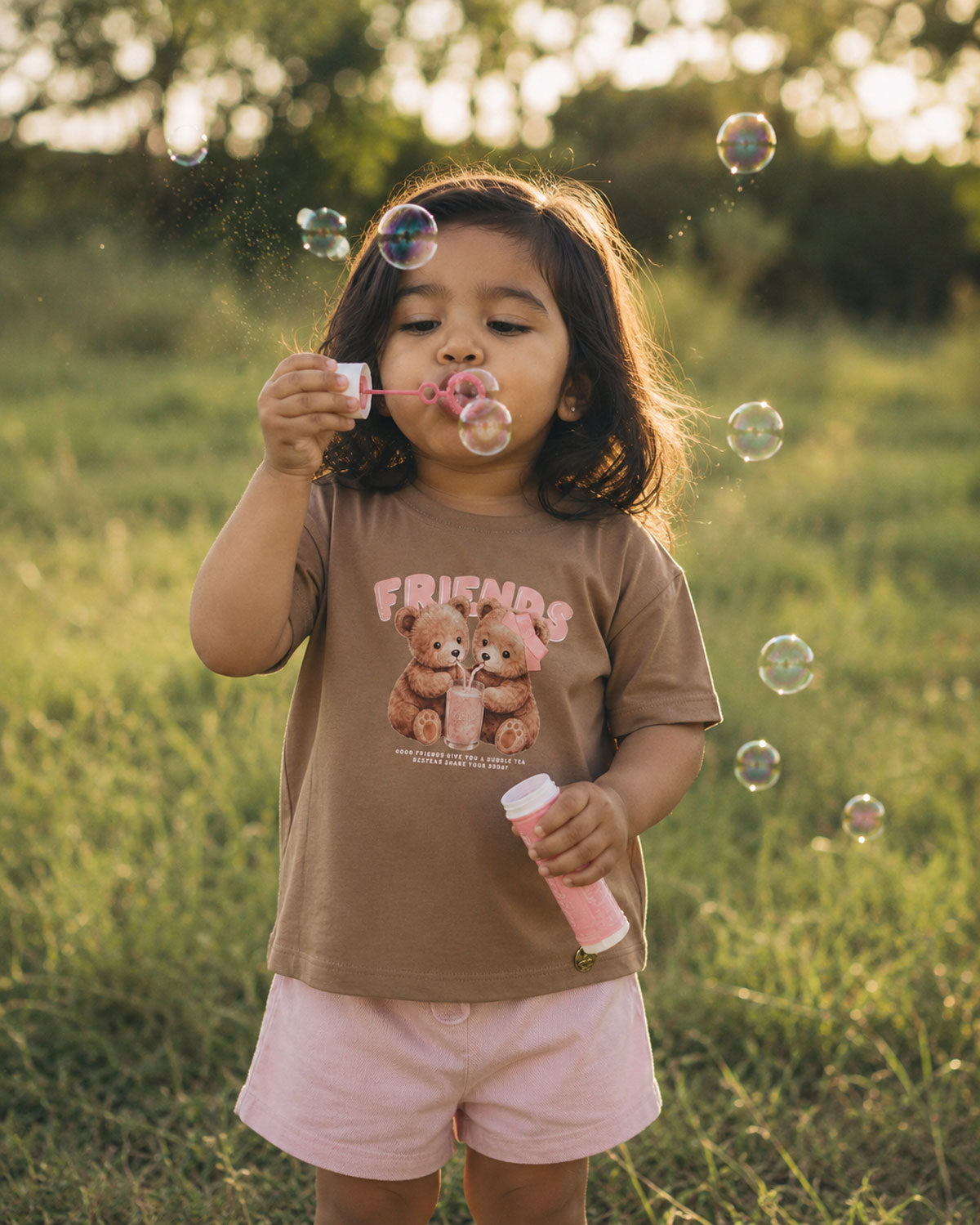 Conjunto camiseta café con estampado Friends y short rosa para bebé niña