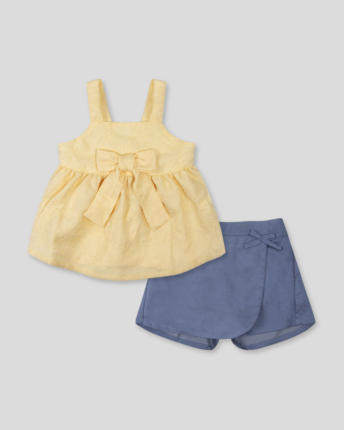 Conjunto blusa amarilla de tiras con moño y falda short azul para bebé niña