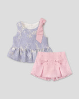 Conjunto blusa de rayas azul en tela hoja rota con moño rosa y falda short rosa bebé niña